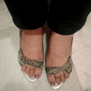 Sale🔥 Beautiful Party Wear Sandals Having Stons L