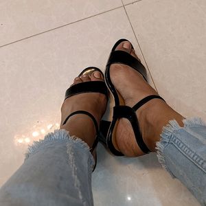 Black Flat Sandal 👡