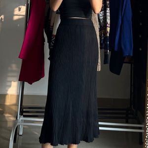 Pleated Ribknit Black Midi Skirt