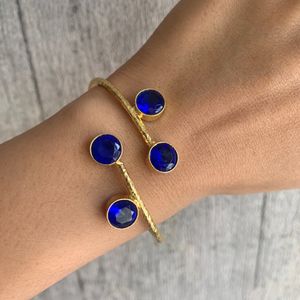 Gold spirited bangle bracelet