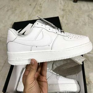 NIKE AIR FORCE 1 TRIPLE WHITE UK 7 (41)