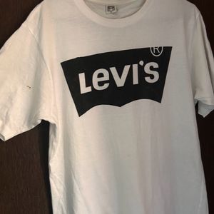 White Levi’s Tshirt Unisex