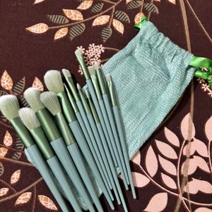 New Makeup Brushes 13pcs.  With Pouch