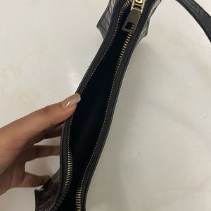 BLACK SHOULDER BAG