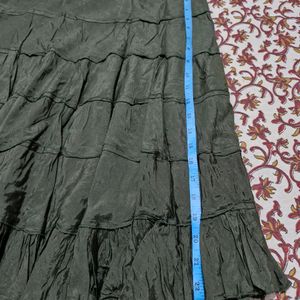 Kneelength Tiered Skirt M