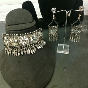 Attractive Mirror Choker