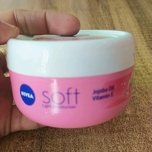 Nivea Soft Berry Blossom Moisturiser