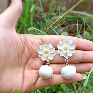 Gorgeous White Flower Earings