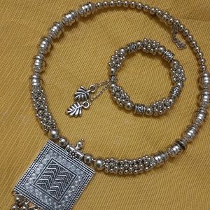 Combo of neckpiece and a bracelet