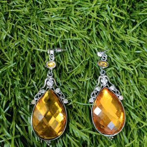 Earring With Yellow Stone