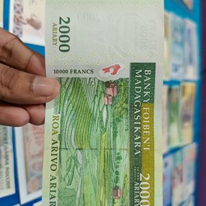 Madagascar 2000 Ariary Note💶Beautiful UNC , Rare