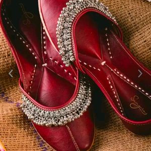 Ghungroo Maroon Embellished Mojaris