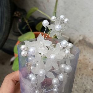 White Beutiful Flower Hair Moti Clips