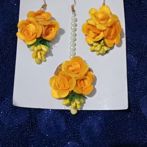 Yellow Maangtika And Earrings.