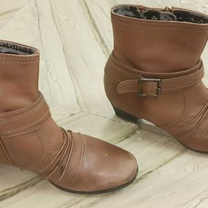 SALE!!!! 🎀 BROWN HEEL ZIP BOOTS 🎀