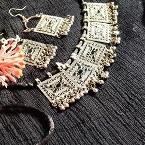 Necklace With 2 Set Of Earings