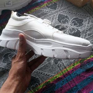 Men White Sneker Size 7