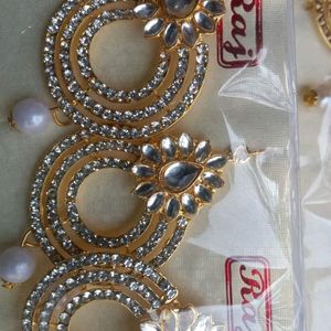 Earings with mangtika