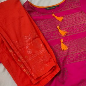 Avaasa Rani Pink Kurti With Matching Leggings Set