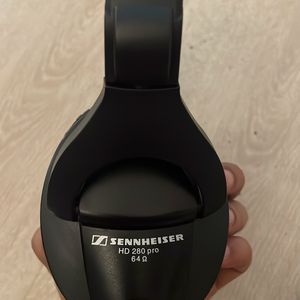 Senhiser Over Ear Profesional headphone HD 280 Pro