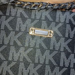 IMPORTED AND AUTHENTIC MICHEAL KORS HAND BAG