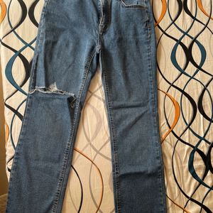 One Side Knee Cut Jean