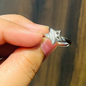 Star shaped silver Stoned ring