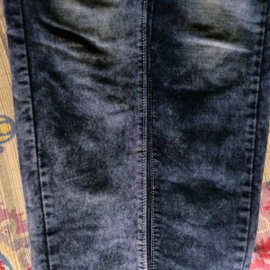 Selling An Almost Brand New Jeans Of Levi's.