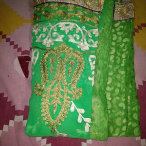 Woman Saree Color Green And Red क्रीम