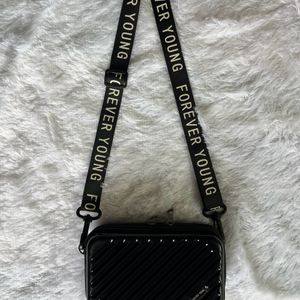 FOREVER YOUNG SLING BAG