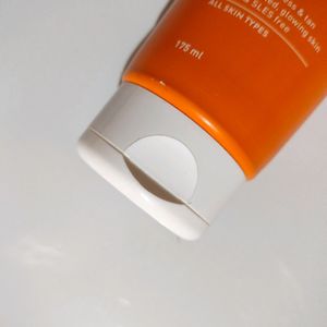 Vitamin C Face Wash (Big Size) ~ D&K