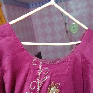 2 Embroidery Kurthi With 1dupatta💯