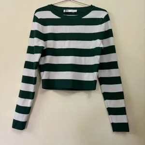 Zara Cropped Green Sweatshirt