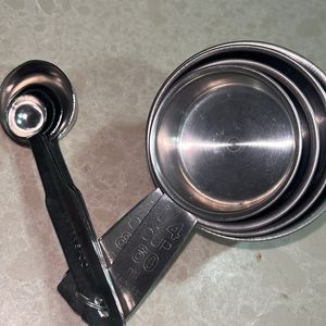 Measuring 4 cup set and spoon