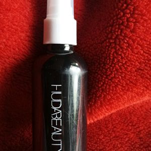 Huda Beauty The Matte Fixer