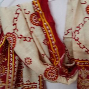 Dupatta combination Of Cream And Red