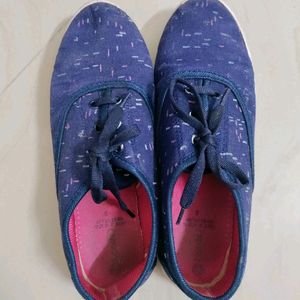 Navy Blue Shoes/Sneakers with 2 pair Of Socks