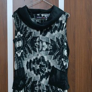 Black Print Turtle Neck Top