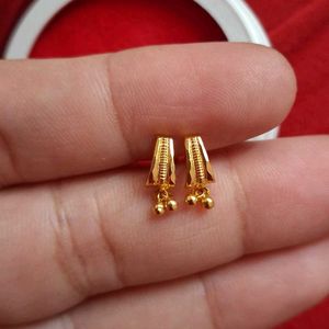 Beautiful New Small Earrings Gold