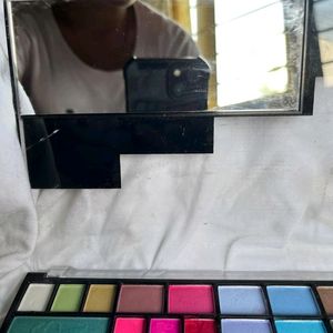 Beautiful 61 Shades Eyeshadow Palet