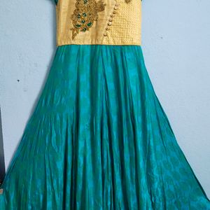 WOMEN BEAUTIFUL ETHNIC GOWN