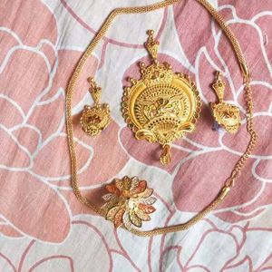 Shimmering Graceful Pendants & Lockets