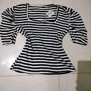 New Black And White Puffed Sleeve Top