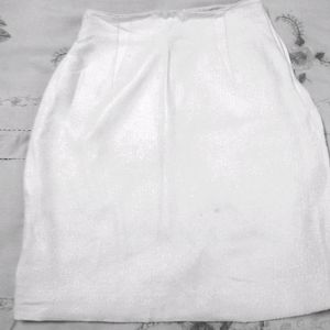 Off white skirt for a smart slim look