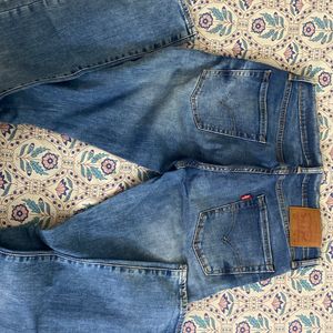 LEVIS Distressed branded Jeans