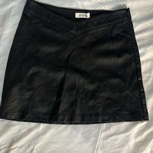 Leather V detailed short skirt