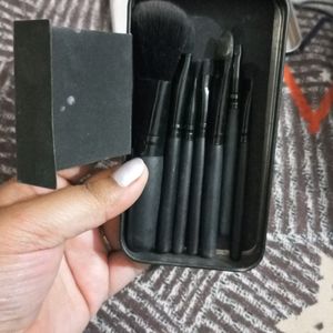 MAC 7 Make Up Brush Set In Black Colour