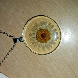 Daisy Resin Pendant.