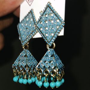 Beautiful New Earrings With Medium Size wich Brings Attractive Look to Girls of the Planet