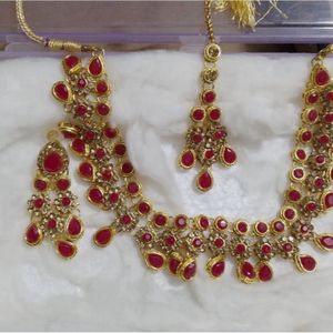 Women Pink Color Jewellery Set With Mangtikka